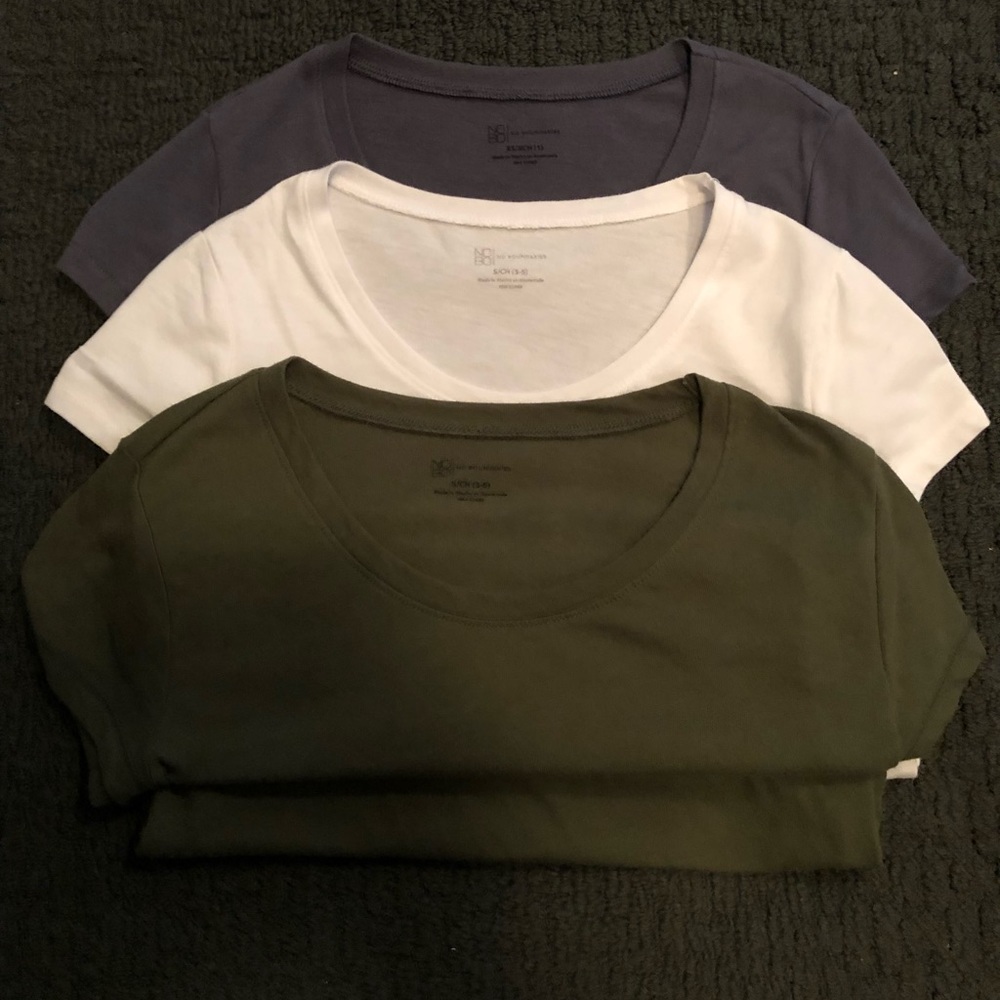 Woman’s T-shirt’s  quantity of 3